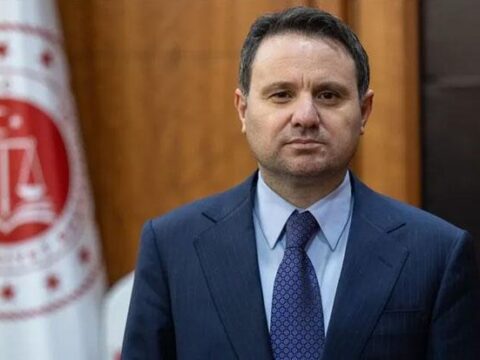 Bakan gurlekten kizilaya 150 bin liralik bagis manevi tazminati ihtiyac sahipleri icin bagisladi gir7lNpX